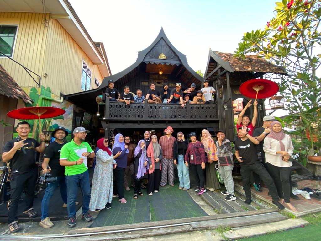 Menjelajah Destinasi Wajib di Pantai Timur Melalui Lensa Anak Sarawak