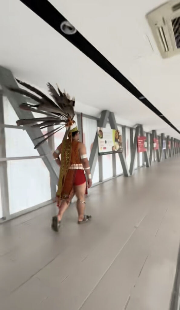 Bangga Dengan Budaya Sarawak, Individu Dari Melaka Pakai Baju Iban Demi Keretapi Sarong 2023