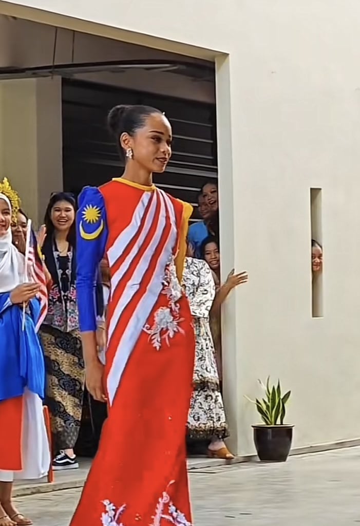 Persis Miss Universe, Peserta Pertandingan Fesyen Sekolah St. Teresa Curi Perhatian