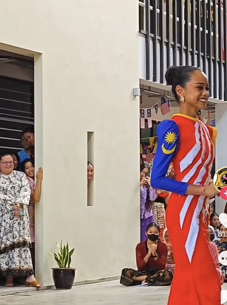 Persis Miss Universe, Peserta Pertandingan Fesyen Sekolah St. Teresa Curi Perhatian