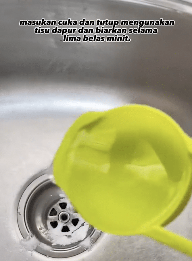 Tuang Dua Bahan Ini, Cara Mudah Hilangkan Bau Busuk Dari Lubang Singki Dapur