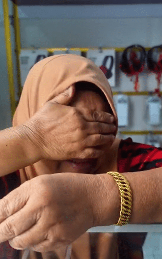 Sanggup Gadai Emas Demi Beli Laptop Anak, Tindakan Makcik Ini Buat Netizen Sebak