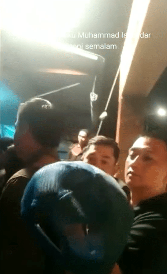 Budak Lelaki Teruja Dapat Topi Dipakai Tengku Muhammad, Hulur Sendiri Walaupun Dikawal Ketat Bodyguard