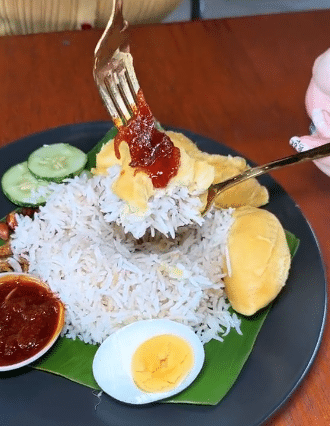 Nasi Lemak Dengan Lauk Durian, Buat Netizen Keliru Dan Muak