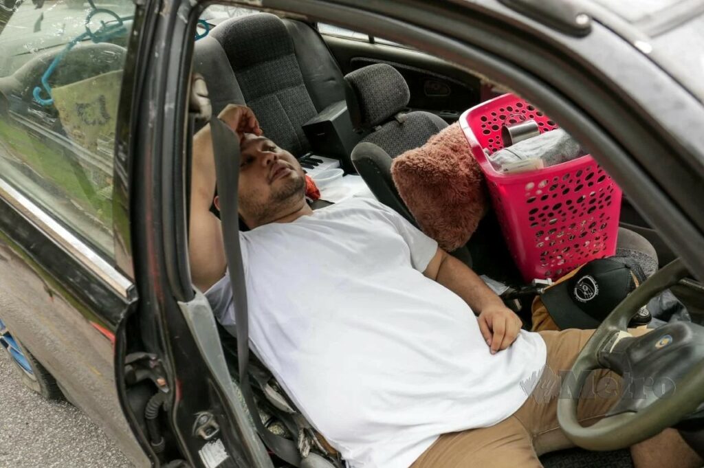 Demi Langsaikan Hutang RM1 Juta, Lelaki Dari Sarawak Ini Terpaksa Tinggal Dalam Kereta