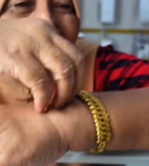 Sanggup Gadai Emas Demi Beli Laptop Anak, Tindakan Makcik Ini Buat Netizen Sebak