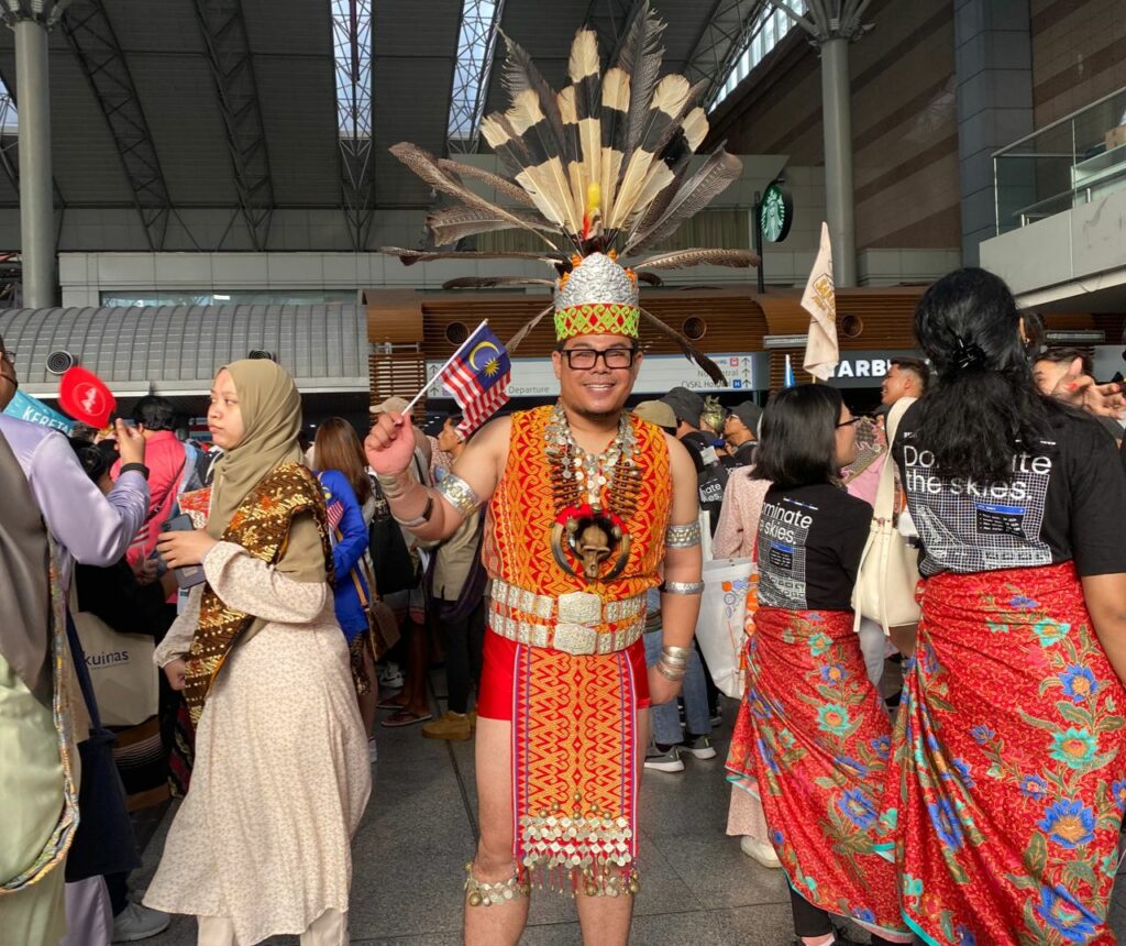 Bangga Dengan Budaya Sarawak, Individu Dari Melaka Pakai Baju Iban Demi Keretapi Sarong 2023