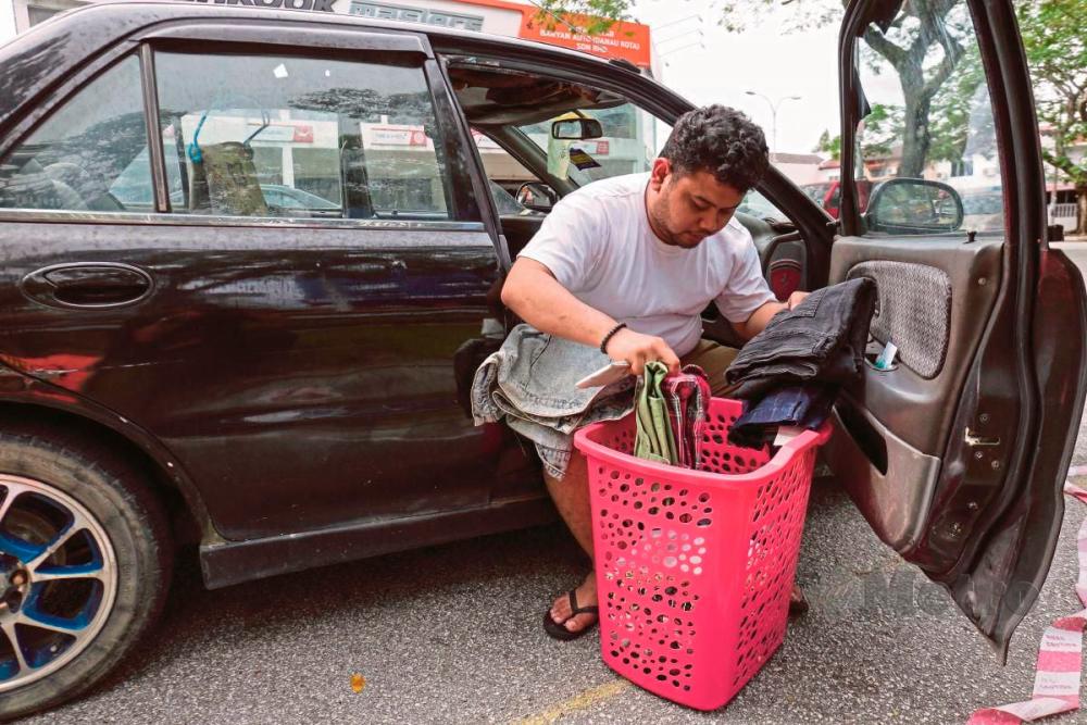 Demi Langsaikan Hutang RM1 Juta, Lelaki Dari Sarawak Ini Terpaksa Tinggal Dalam Kereta