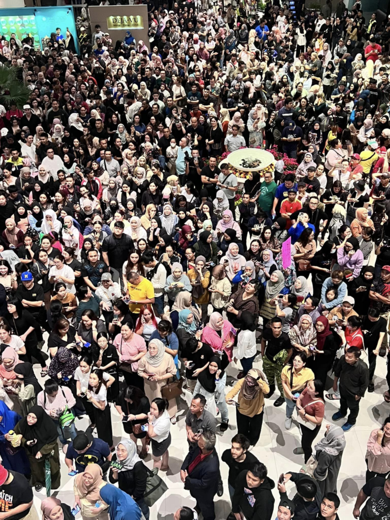 Birthday Paling Meriah, Satu Mall 'Sporting' Nyanyi Lagu Hari Jadi Buat Tengku Ahmad