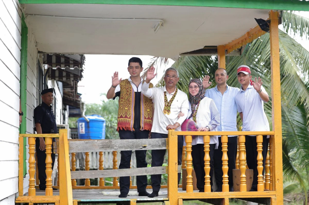 Birthday Paling Meriah, Satu Mall 'Sporting' Nyanyi Lagu Hari Jadi Buat Tengku Ahmad