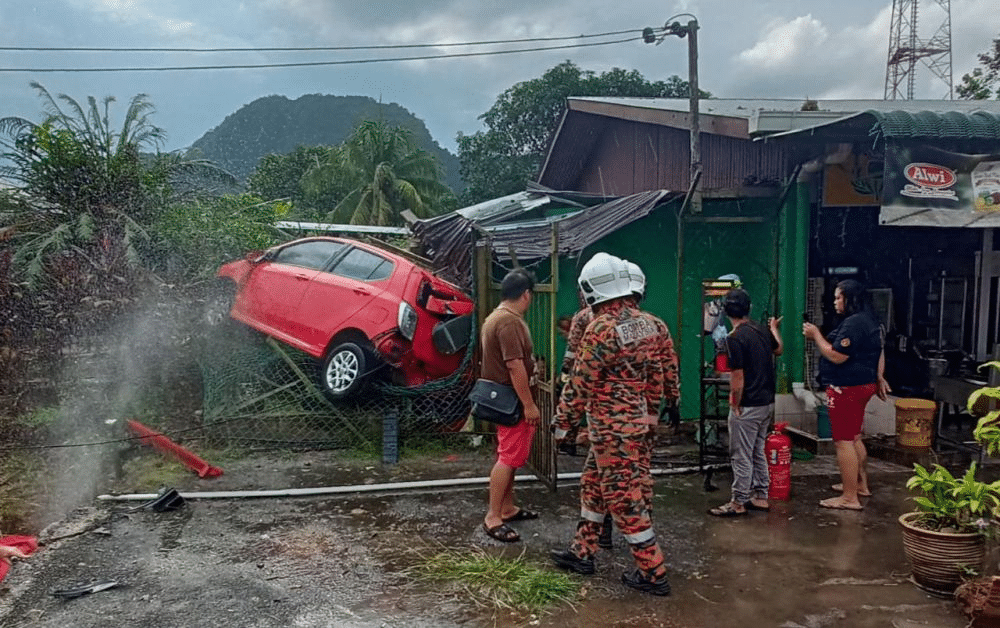 Dua Beradik Nyaris Maut Kereta Terbabas Langgar Kedai Makan Di Bau
