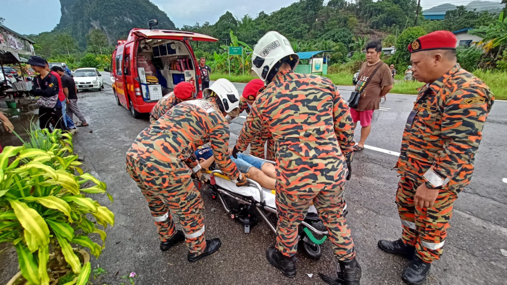 Dua Beradik Nyaris Maut Kereta Terbabas Langgar Kedai Makan Di Bau