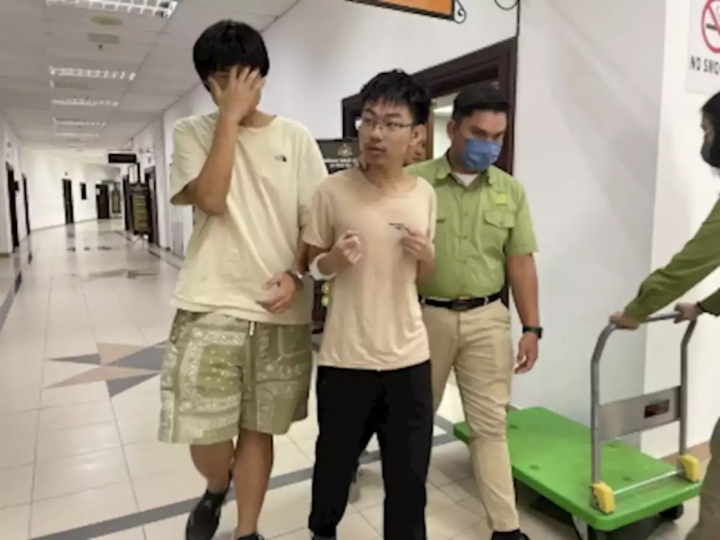 Sengaja Tangkap Dan Lepas Haiwan Dari Taman Negara Bako, Dua Pelajar China Didenda RM9K