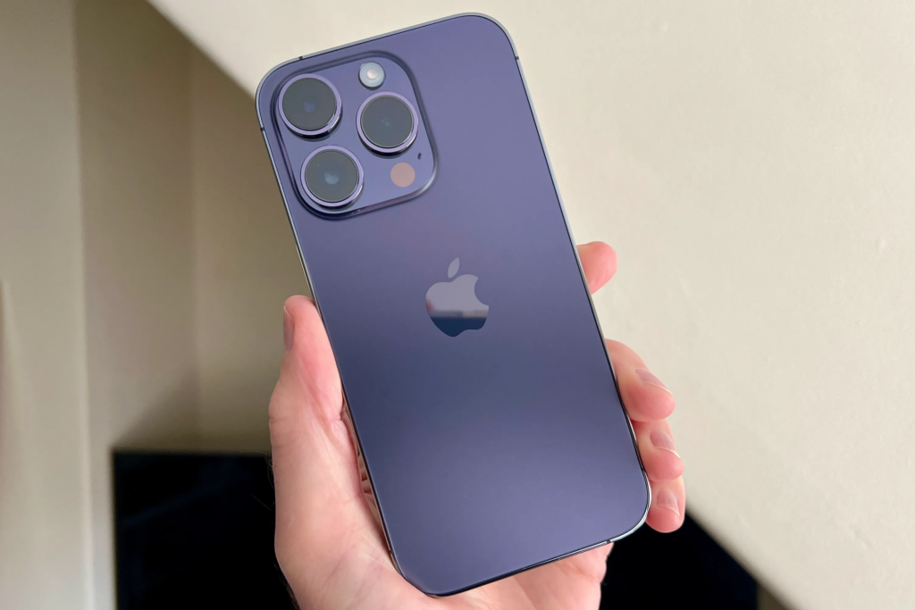 Wanita Kantoi Sanggup Gigit Kabel Demi Curi Iphone 'Display' Kedai