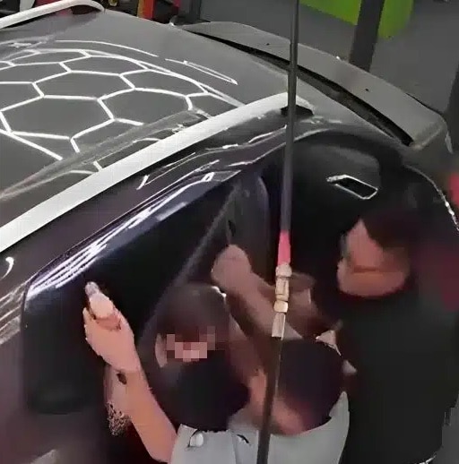 Cemas Kepala Budak Tersepit Di Cermin Kereta, Ibu Cuai Tak Tengok Belakang