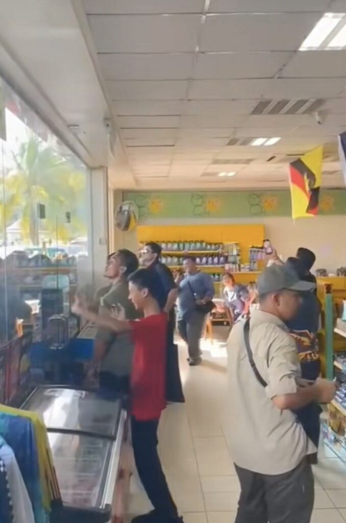 'Rakyat Berjiwa Raja', Video Tular Remaja Syok Lambai Peminat Tengku Hassanal Ini Buat Netizen Terhibur
