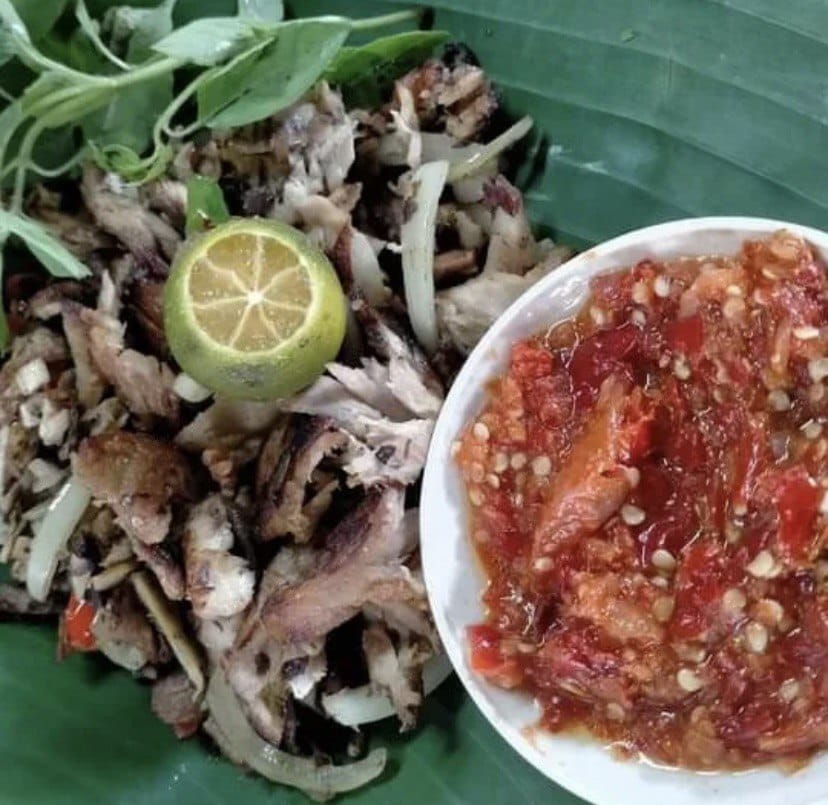 Sambal Pedas Ngesit, Nikmati Hidangan Asli Indonesia Di Bengkel Perut Kuching Ini