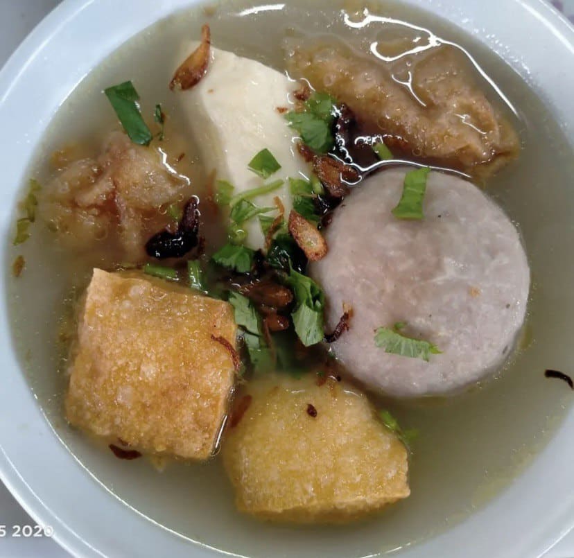 Sambal Pedas Ngesit, Nikmati Hidangan Asli Indonesia Di Bengkel Perut Kuching Ini
