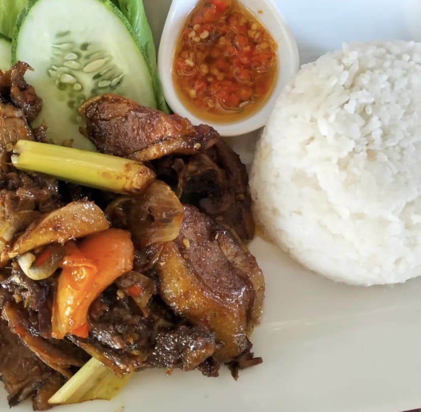 Sambal Pedas Ngesit, Nikmati Hidangan Asli Indonesia Di Bengkel Perut Kuching Ini