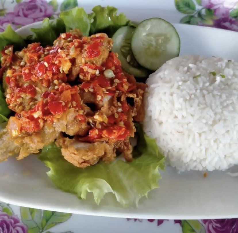 Sambal Pedas Ngesit, Nikmati Hidangan Asli Indonesia Di Bengkel Perut Kuching Ini