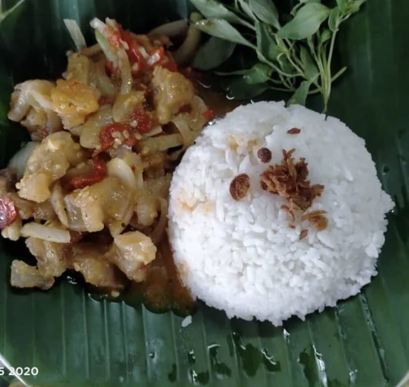 Sambal Pedas Ngesit, Nikmati Hidangan Asli Indonesia Di Bengkel Perut Kuching Ini