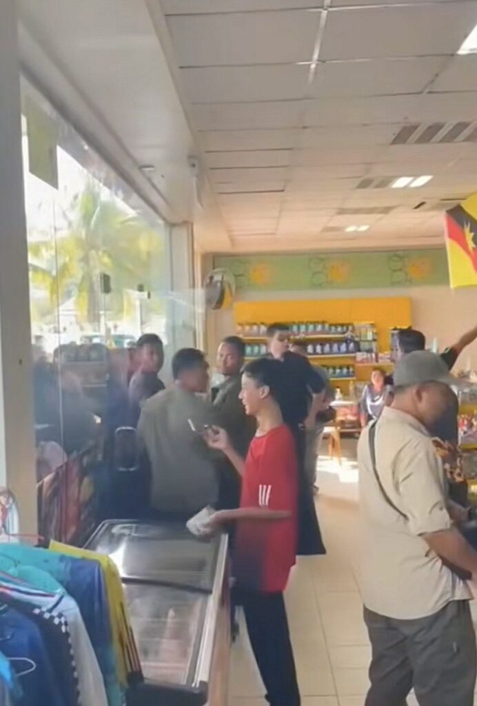 'Rakyat Berjiwa Raja', Video Tular Remaja Syok Lambai Peminat Tengku Hassanal Ini Buat Netizen Terhibur