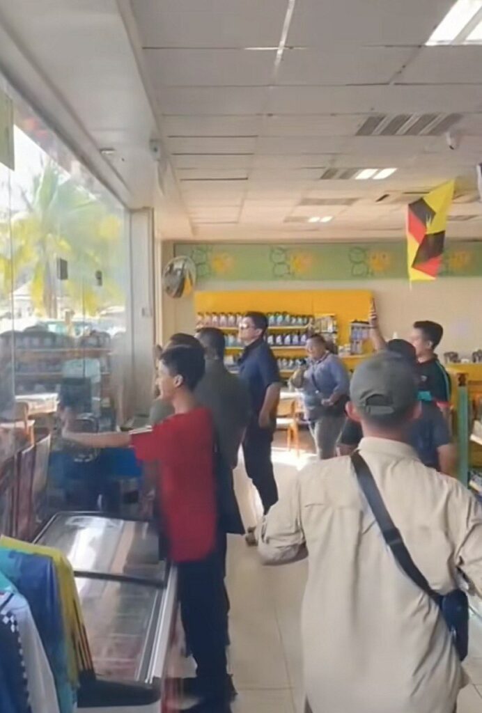 'Rakyat Berjiwa Raja', Video Tular Remaja Syok Lambai Peminat Tengku Hassanal Ini Buat Netizen Terhibur