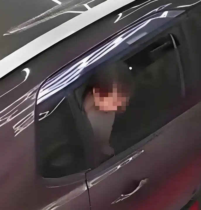 Cemas Kepala Budak Tersepit Di Cermin Kereta, Ibu Cuai Tak Tengok Belakang