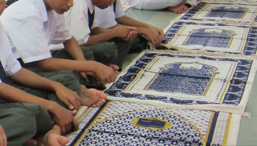 Hukum Pelajar Yang Tak Solat Jemaah, Guru Berdepan Saman RM15,000 Daripada Ibu Bapa