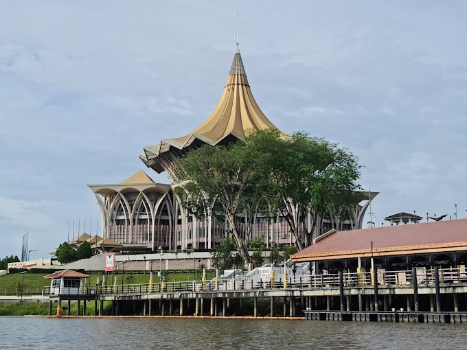 Teruja Dengan Sifat Rakyat Sarawak, Wanita Ini Cerita Pengalamannya Di Kuching
