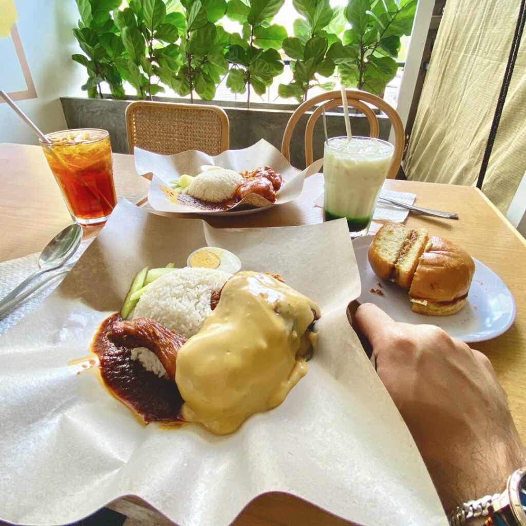 6 Nasi Lemak Yang Anda Perlu Cuba Di Kuching