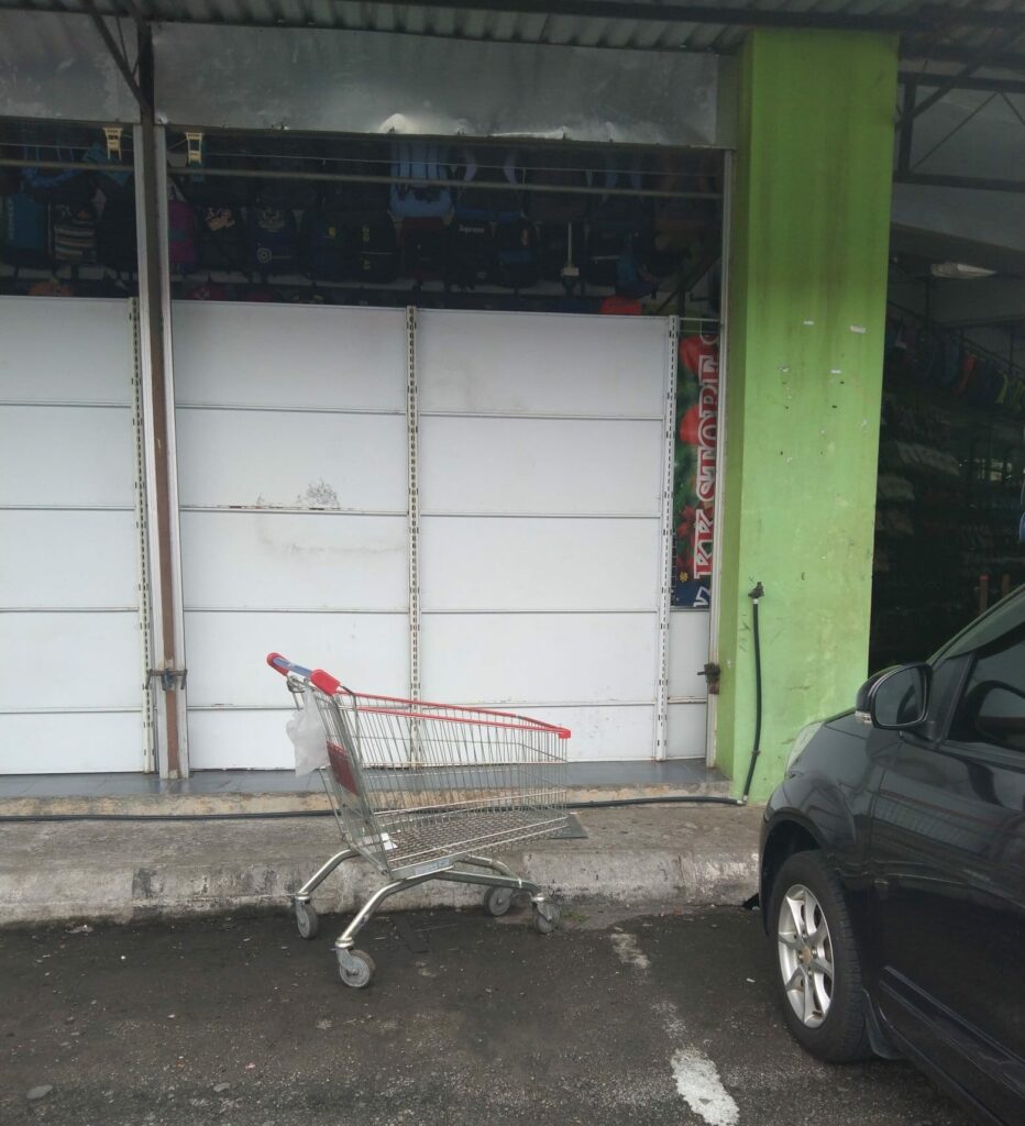 Tinggal Sekejap Troli Luar Kedai, Wanita Ini Kecewa Barang Belian Lesap Sekelip Mata