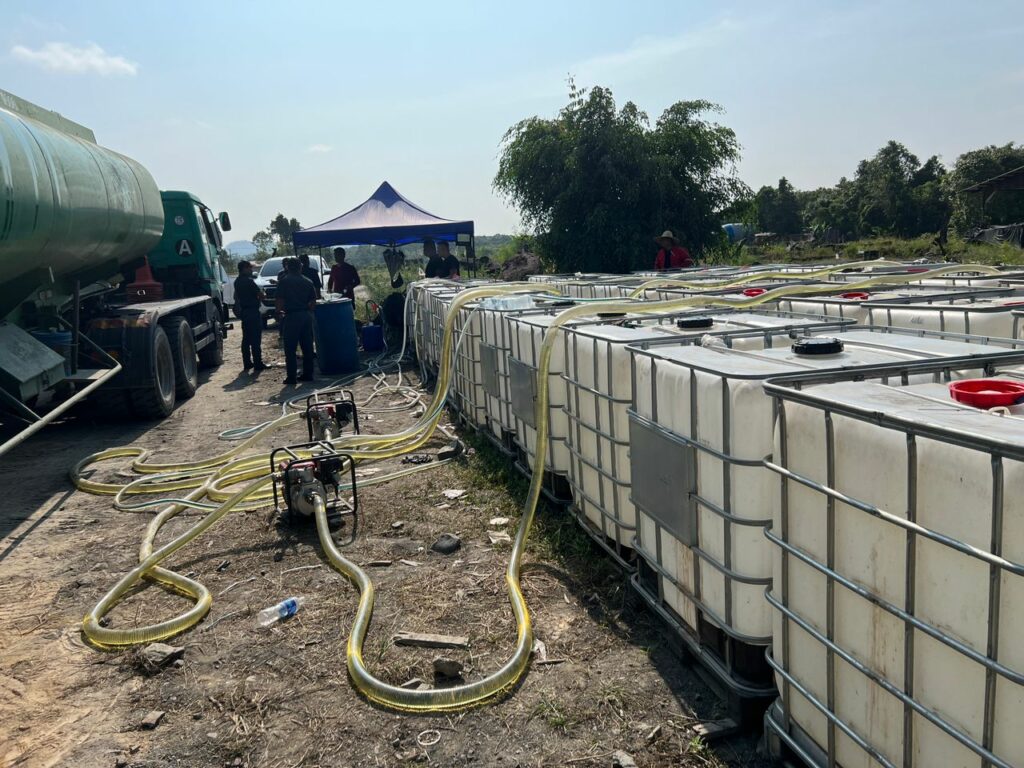 Kantoi Simpan Diesel Subsidi Dalam 36 Tong Besar Dalam Stor, Dua Lelaki Sri Aman Berjaya Ditahan