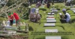 Beza Agama Bukan Penghalang, Netizen Terharu Lihat Pasangan Cina Ziarah Kubur Anak Di Sarawak