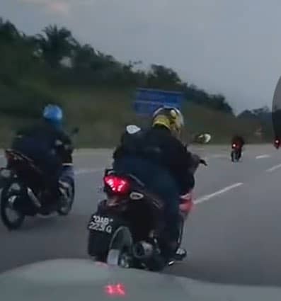 Aksi 'Superman' Berlumba Di Atas Jalan Pan Borneo Sri Aman - Serian Ini Undang Geram Netizen