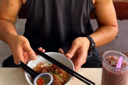 Henry Golding Kini Kembali Ke Sarawak, Mi Kolok Chong Choon Cafe Jadi Pilihan