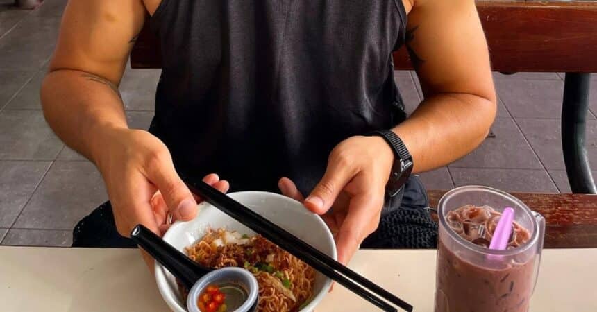 Henry Golding Kini Kembali Ke Sarawak, Mi Kolok Chong Choon Cafe Jadi Pilihan