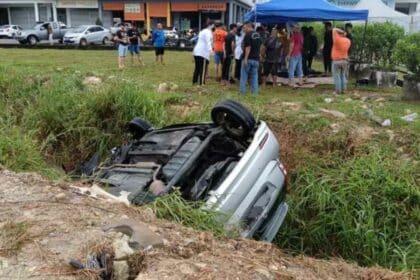Myvi Hilang Kawalan, Warga Emas Maut Kereta Terbabas Dalam Parit Di Kota Samarahan