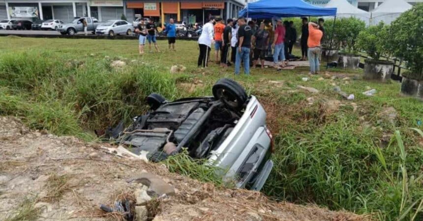 Myvi Hilang Kawalan, Warga Emas Maut Kereta Terbabas Dalam Parit Di Kota Samarahan