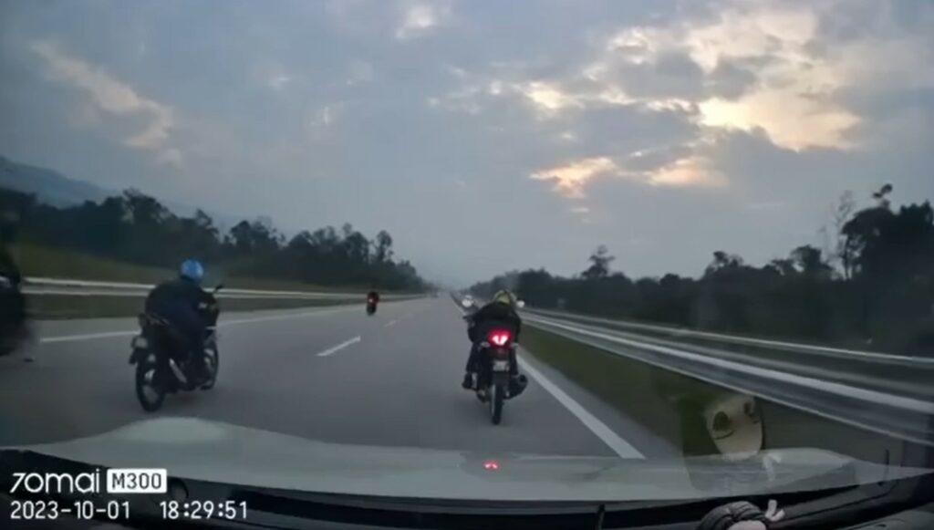 Aksi 'Superman' Berlumba Di Atas Jalan Pan Borneo Sri Aman - Serian Ini Undang Geram Netizen