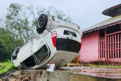 Wanita Berdepan Detik Cemas, Myvi Terbalik Depan Tokong Di Kuching