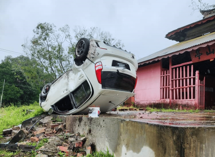 Wanita Berdepan Detik Cemas, Myvi Terbalik Depan Tokong Di Kuching