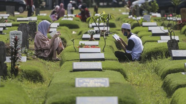 Beza Agama Bukan Penghalang, Netizen Terharu Lihat Pasangan Cina Ziarah Kubur Anak Di Sarawak