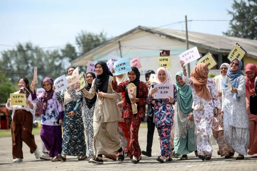 Sarawak Cadang Guna Dwibahasa Dalam  Penilaian Standard Tingkatan 6 Mulai Tahun 2025