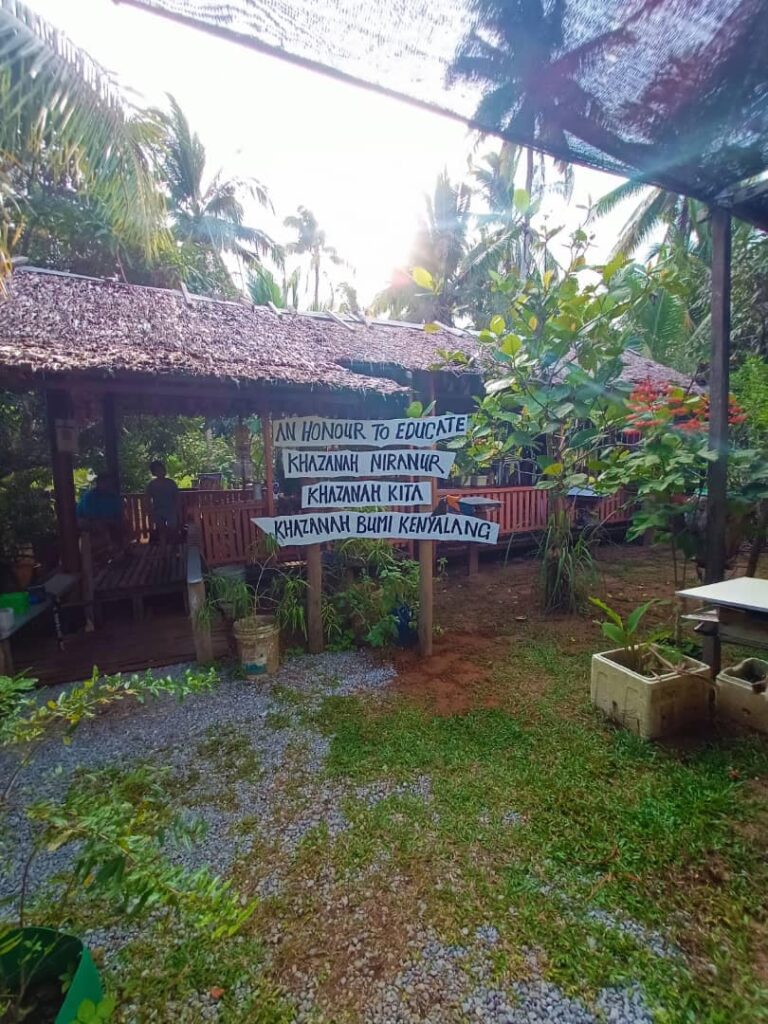 Niranur Upside Down House And Agrofarm, Rumah Terbalik Di Tengah Ladang Kelulut Di Sematan