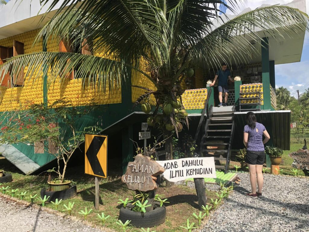 Niranur Upside Down House And Agrofarm, Rumah Terbalik Di Tengah Ladang Kelulut Di Sematan