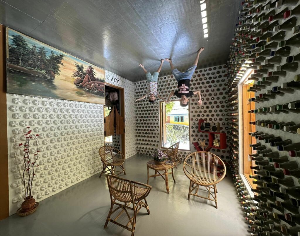 Niranur Upside Down House And Agrofarm, Rumah Terbalik Di Tengah Ladang Kelulut Di Sematan