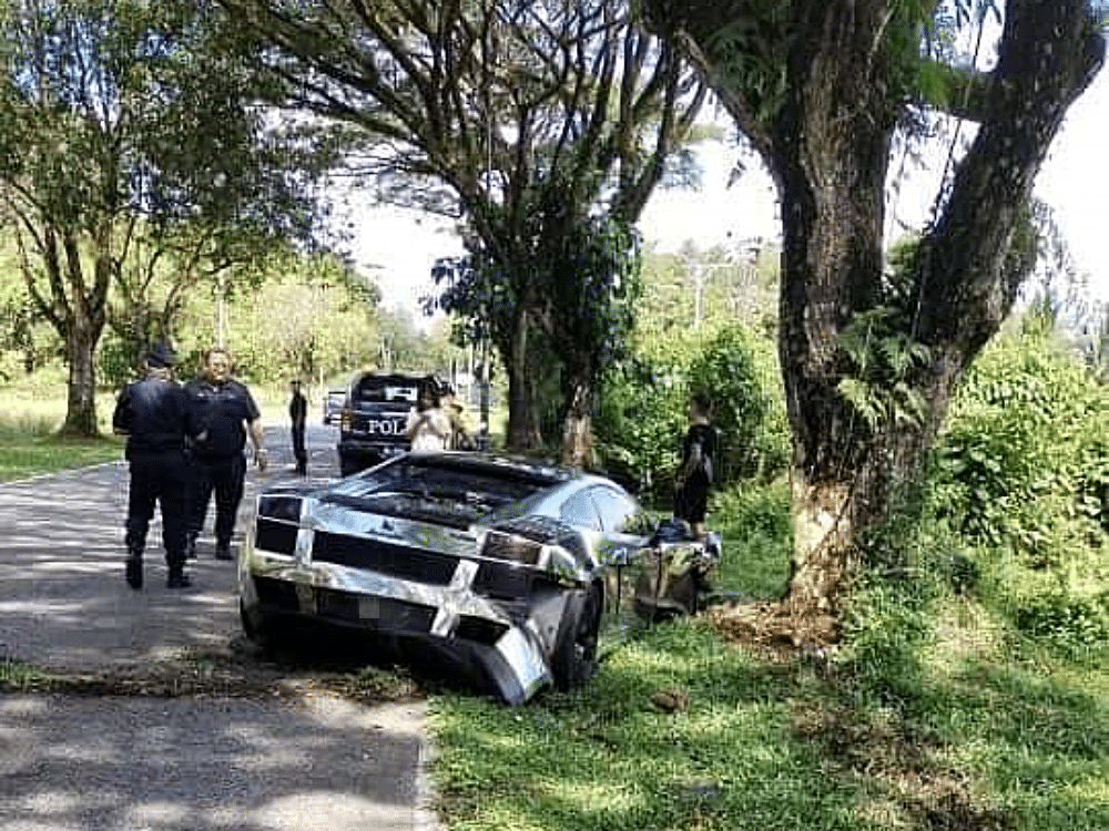 Pemandu Selamat, Lamborghini Alami Kerosakan Teruk Kemalangan Di Jalan Santubong
