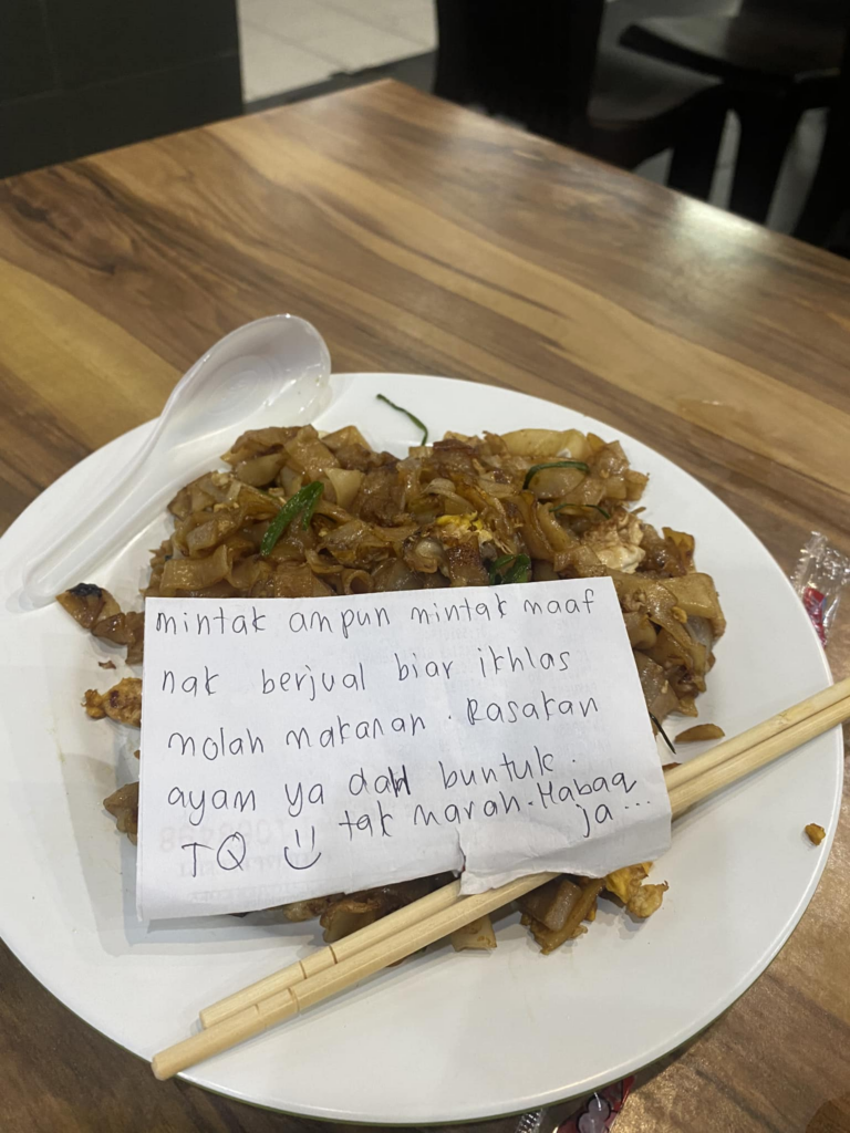 Wanita Kembang Tekak, Peniaga Tak Jujur Guna Isi Ayam Busuk Dalam Kuetiau Goreng