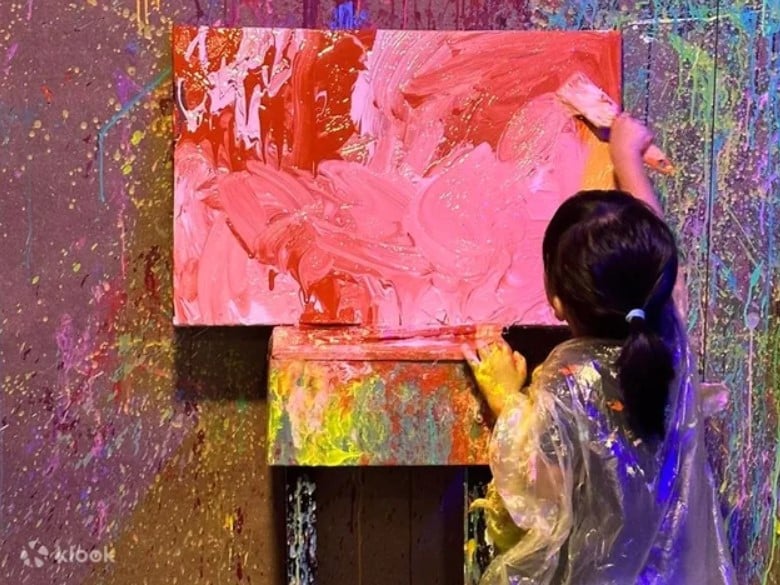 Sesi Terapeutik Dengan Melukis, Dirty Art Studio Ini Tawar Splash Art Di Kuching